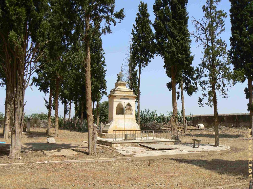 HAMMAM BOU HADJAR 2009 LE CIMETIERE   (45).jpg